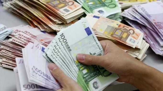 الدولار الامريكي يسجل انخفاضا طفيفا أمام الدينار في مستهل السوق السوداء اليوم