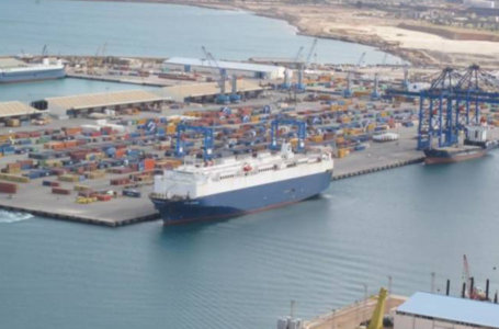 إدارة ميناء المنطقة الحرة تؤكد استمرار الملاحة البحرية وعدم توقفها