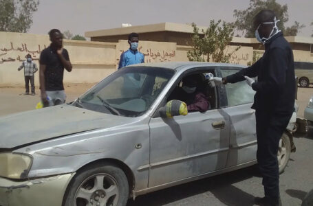 الهلال الأحمر ينظم حملة للكشف على القادمين إلى مدينة أوباري