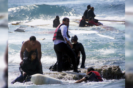 خفر السواحل ينقذ 80 مهاجرا غير قانوني