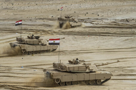 مصر تسحب دباباتها وتحمل الإمارات مسؤولية خسائر حفتر