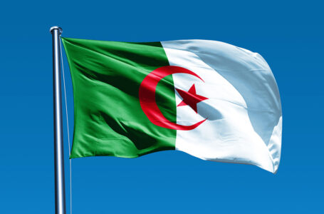 الخارجية الجزائرية تدعو لحل سياسي شامل وفق الشرعية الدولية