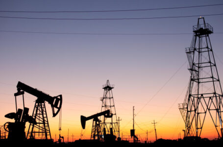 النفط العالمية تسجل انخفاضا ملحوظا