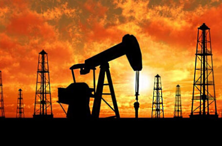 أسعار النفط تتراجع بفعل التوترات بين الولايات المتحدة والصين