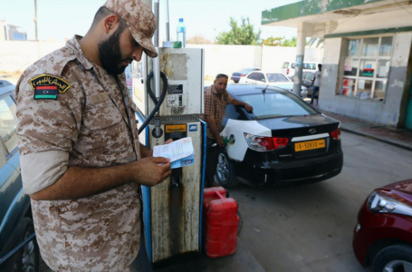 رئيس لجنة أزمة الوقود يوضح أسباب الإزدحام على محطات الوقود بالمدينة