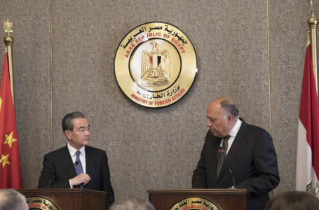 وزيرالخارجية الصيني يبحث مع نظيره المصري الوضع في ليبيا