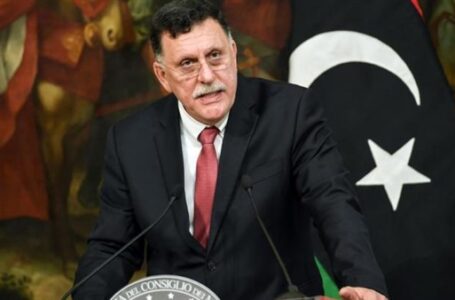 السراج ووزير الدفاع الإيطالي يناقشان الأوضاع في ليبيا
