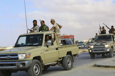 حفتر يرسل عربات عسكرية إلى سرت رغم وقف إطلاق النار في ليبيا