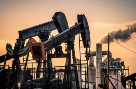 أسعار النفط العالمية تشهد استقرارا ملحوظا
