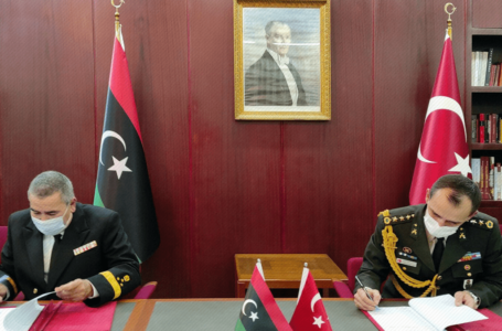 البحرية الليبية توقع اتفاقية مع الدفاع التركية وتسلم 47 مادة لقيادة البحرية