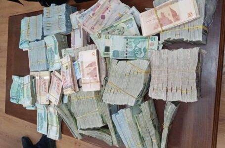 مركز غوط الشعال يلقي القبض على تشكيل عصابي قام بسرقة مبلغ مالي من أحد المواطنين بمصرف الأمان بمنطقة السياحية
