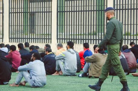 دون محاكمة.. حفتر يطلق عشرات المعتقلين مكتفيا بإلقاء المحاضرات