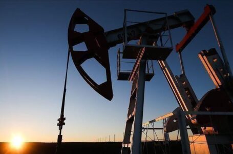 أسعار النفط تحافظ على ارتفاعها مع افتتاح السوق الأمريكية