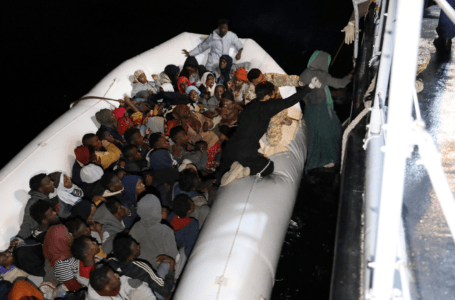 إنقاذ 121 مهاجرا غير قانوني