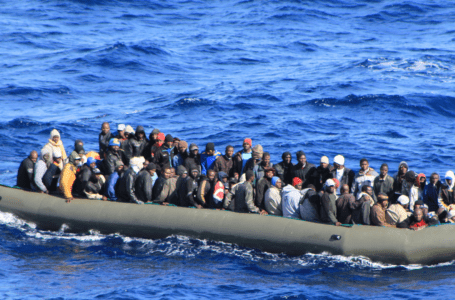 حرس السواحل ينقذ أكثر من 180 مهاجرا غير نظامي