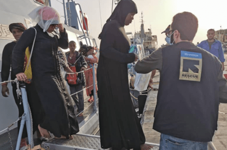 إنقاذ 51 مهاجرا غير قانوني من عرض البحر