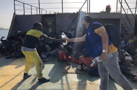 انقاذ أكثر من 120 مهاجر غير قانوني قبالة الساحل