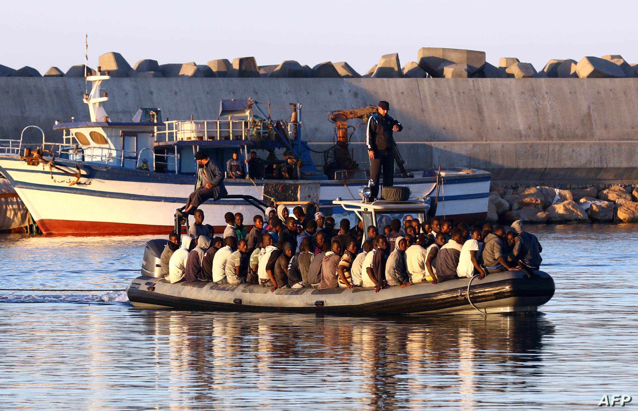 إنقاذ قرابة 100 مهاجر غير قانوني من عرض البحر