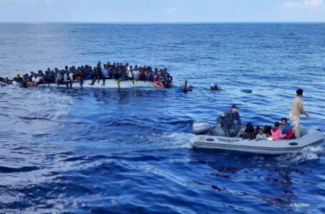 إنقاذ 70 مهاجرا من عرض البحر بينهم أطفال ونساء