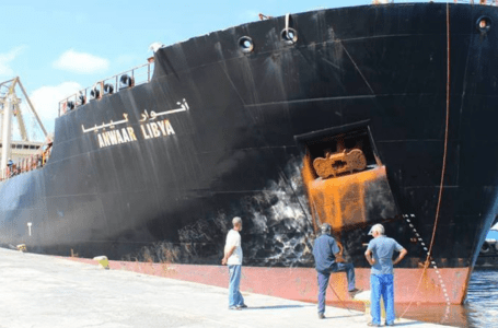 أنوار ليبيا تفرغ حمولة 13 ألف طن متري من البنزين في ميناء مدينة طبرق