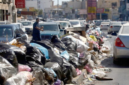 بلدي مدينة الخمس يشكو تكدس القمامة في الشوارع