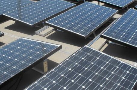 هيئة تشجيع الاستثمار تبحث إنشاء محطة بالطاقة الشمسية