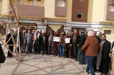 محتجون يطالبون بعدم تأجيل الانتخابات وتكليف القضاء بالإشراف عليها