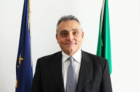 السفير الإيطالي يقلل من تداعيات تأجيل الانتخابات على العملية السياسية