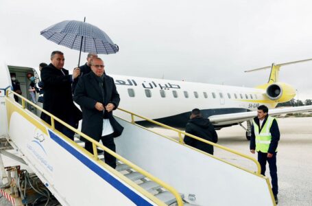 اللافي يصل مطار الأبرق للقاء عقيلة صالح