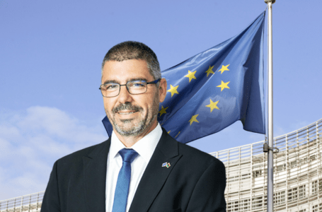 الاتحاد الأوروبي يؤكد وقوفه إلى جانب المستشارة الأممية بليبيا