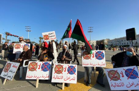 مظاهرات رافضة تمديد المراحل الانتقالية بميدان الشهداء بطرابلس