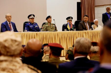 رئيس الأركان العامة يؤكد على ضرورة توحيد المؤسسة العسكرية