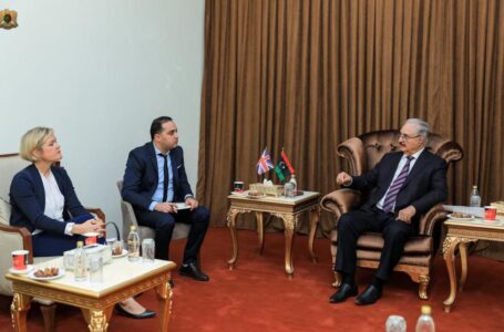 السفيرة البريطانية لحفتر: لا لعودة الحرب والعنف إلى ليبيـا