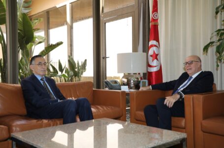 الحويج يبحث مع محافظ البنك التونسي آلية دعم القطاع الخاص بالبلدين