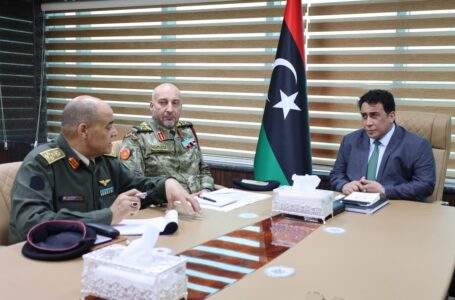 الرئاسي بصفته القائد الأعلى للجيش الليبـي يشدد على استئناف ضخ النفط