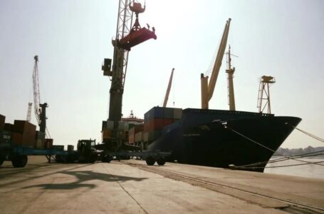 وصول ناقلة محملة بـ4580 طنا من القمح إلى ميناء طرابلس