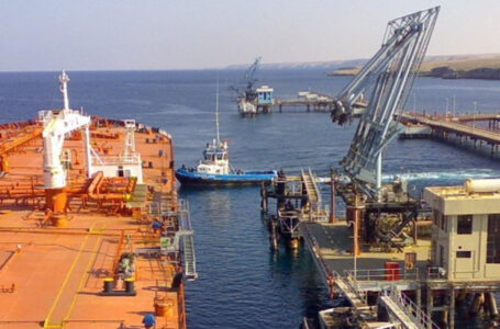 مراقب ميناء الحريقة يؤكد لبانوراما عدم تعرض ناقلة النفط البريطانية لإطلاق نار مباشر