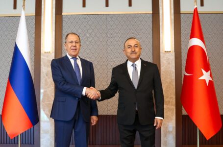 وزير الخارجية التركي ونظيره الروسي يؤكدان العمل على تحقيق الاستقرار في ليبيا