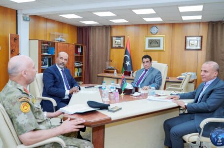 القائد الأعلى للجيش الليبـي يتابع مع رئيس الأركان العامة آخر تطورات الأوضاع العسكرية والأمنية في البلاد