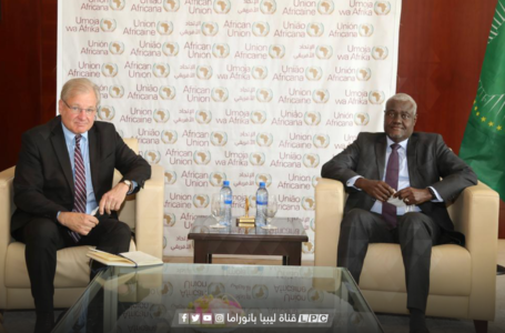 السفير الأمريكي يبحث مع رئيس مفوضية الاتحاد الإفريقي دعم المصالحة والاستقرار والأمن في ليبيـا