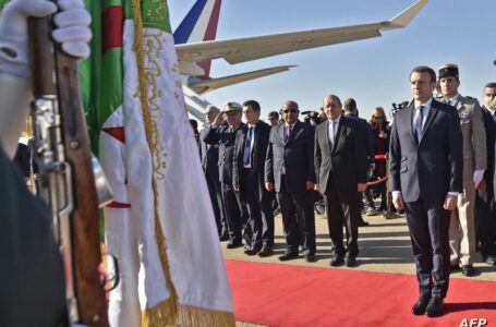 الملف الليبي على أجندة زيارة “ماكرون” الخميس إلى الجزائر