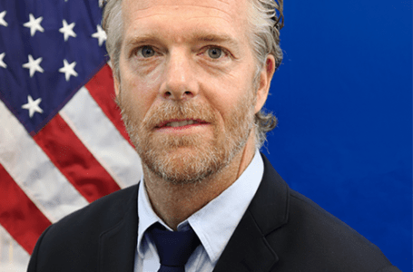 القائم بأعمال سفارة أمريكا لدى ليبيـا يشيد بالتقدّم الذي تمّ إحرازه في مؤتمر بنغازي 2033.