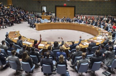 مجلس الأمن يصوت بالإجماع على تمديد ولاية البعثة الأممية في ليبيا لعام إضافي.