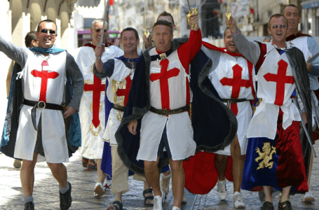منع المشجعين من ارتداء ملابس الصليبيين في مباريات كأس العالم بقطر