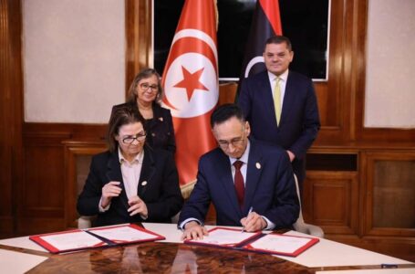 الحويج يوقع اتفاقيات اقتصادية مع تونس أبرزها إنشاء منطقة حرّة بمعبر رأس إجدير.