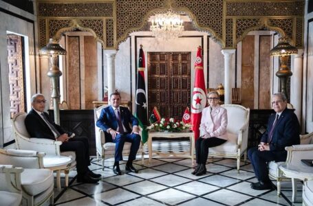 الدبيبة يؤكد خلال زيارته لتونس الاتفاق على إلغاء القيود المفروضة على السلع بين البلدين.