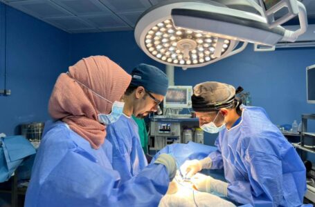 وفد طبي مصري يجري عمليات جراحية دقيقة في مركز البيضاء الطبي.