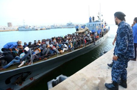 انخفاض عدد المهاجرين الذين تمّ اعتراضهم في البحر وإعادتهم إلى ليبيـا خلال العام الماضي.