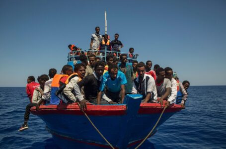 الشرطة الإيطالية تعتقل 5 مهرّبين بتهمة المساعدة على الهجرة عبر السواحل الليبيـة.