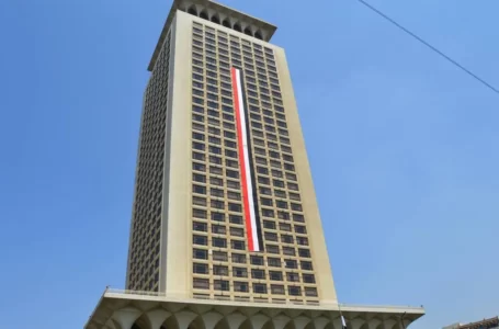 الخارجية المصرية ترحّب بنتائج اجتماع رئيسيْ مجلسيْ  النواب والدولة في القاهرة.